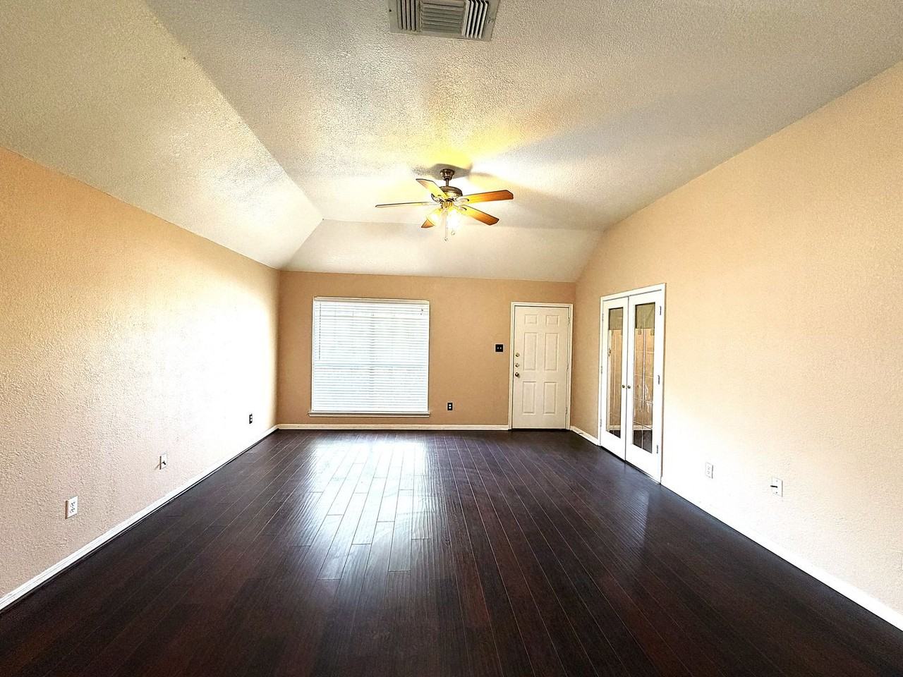 405 Gina Dr - Photo 3 of 32