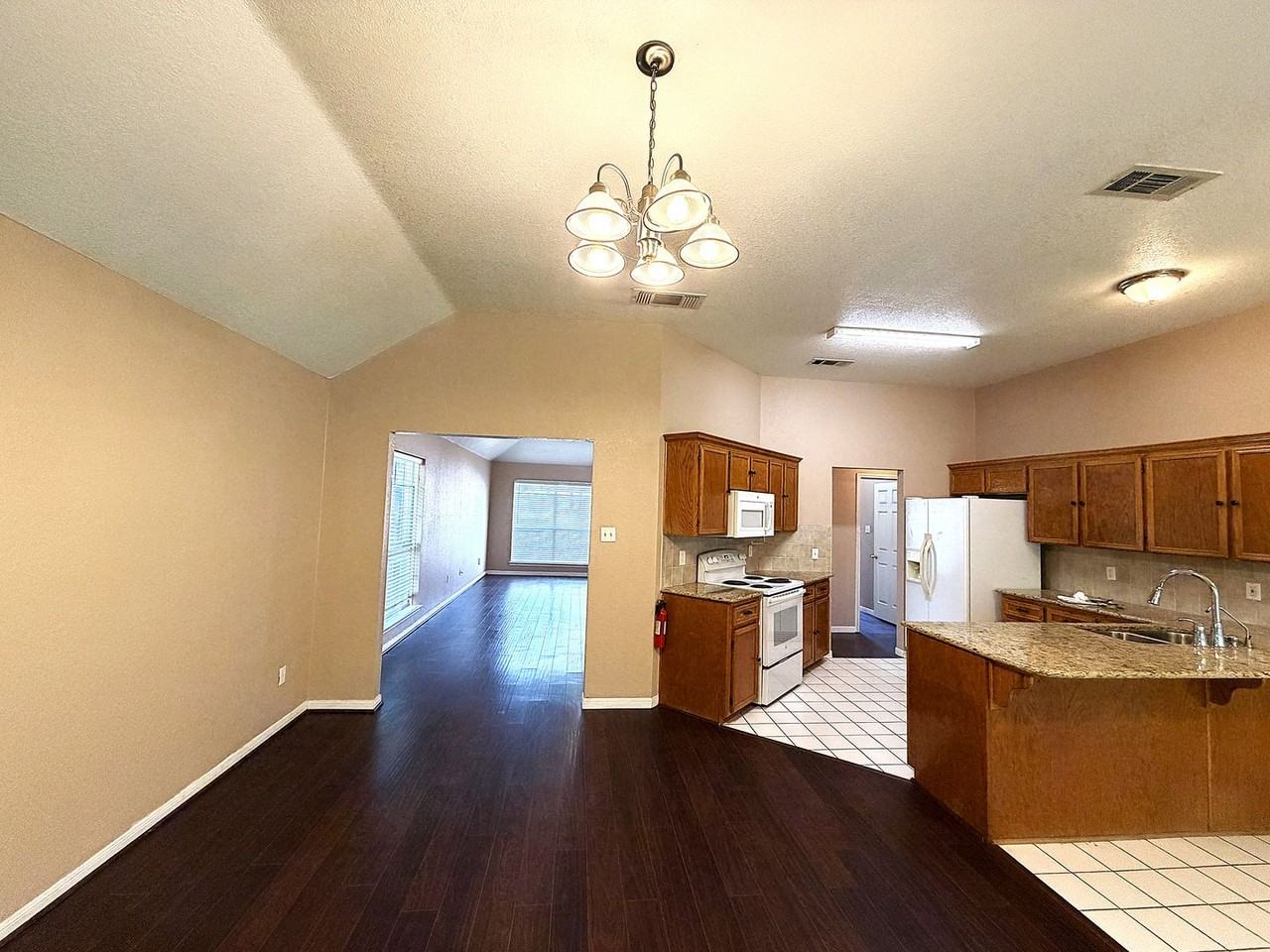 405 Gina Dr - Photo 4 of 32