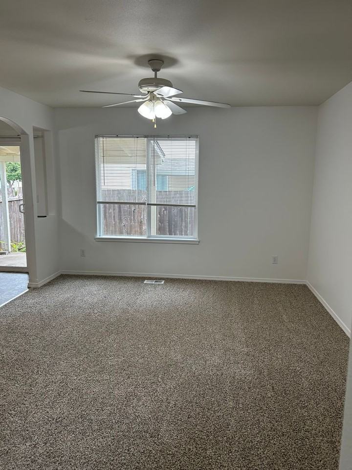1815 Sw Easy St - Photo 3 of 16