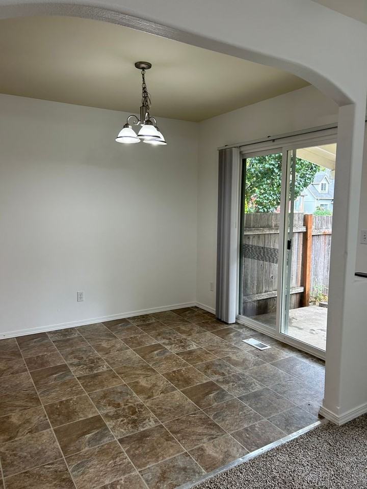 1815 Sw Easy St - Photo 5 of 16