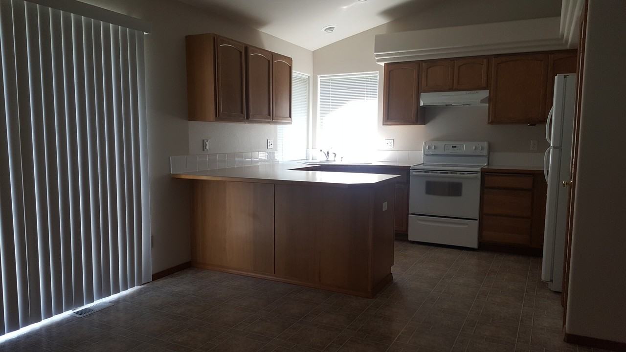 4321 S Stonington Ln - Photo 3 of 11