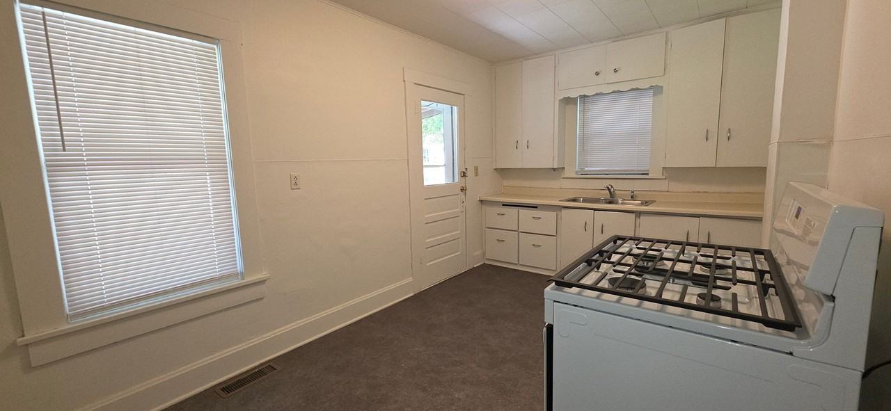 2106 W High St - Photo 6 of 7