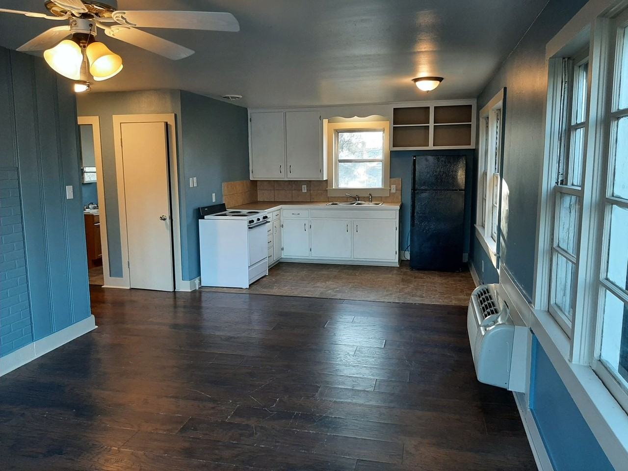 609 N Oak St - Photo 5 of 13