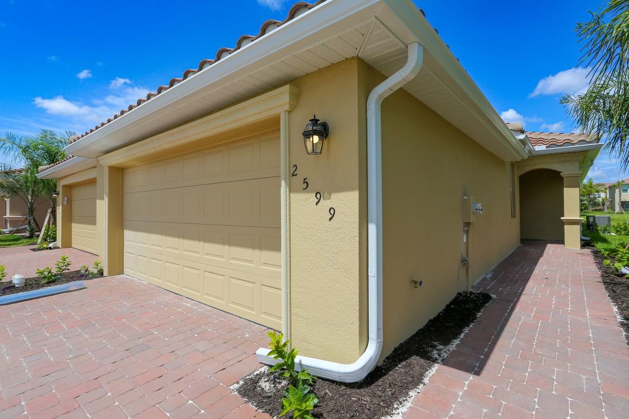 2599 Vine Ave - Photo 4 of 39