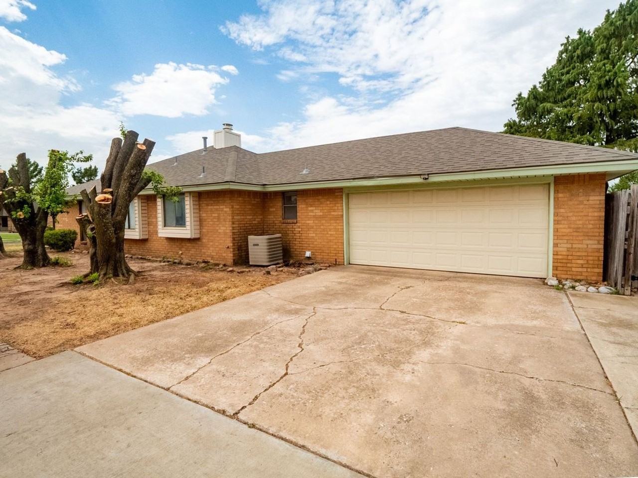 3201 Creekwood Ct - Photo 4 of 48