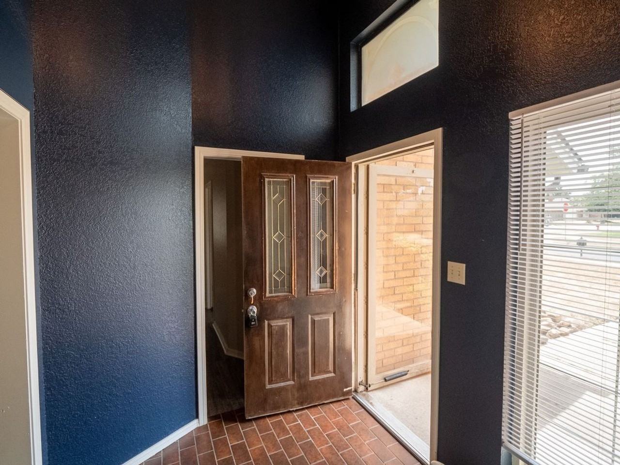 3201 Creekwood Ct - Photo 7 of 48