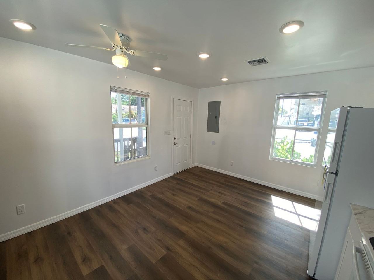 639 6th St - Photo 4 of 15