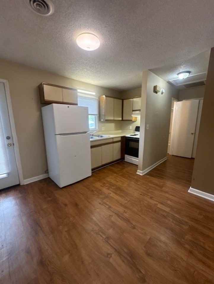 25137 York Dr - Photo 2 of 8