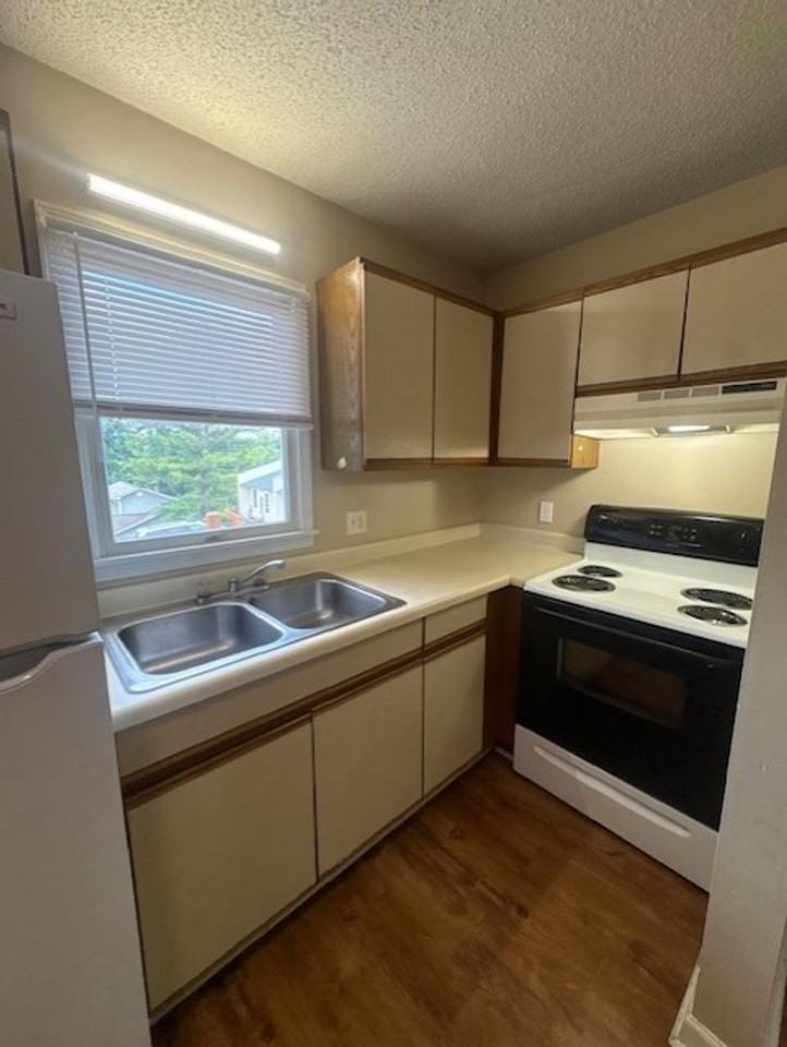 25137 York Dr - Photo 4 of 8