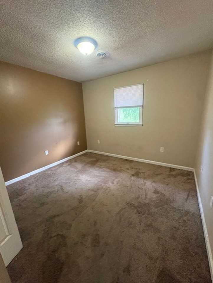 25137 York Dr - Photo 5 of 8