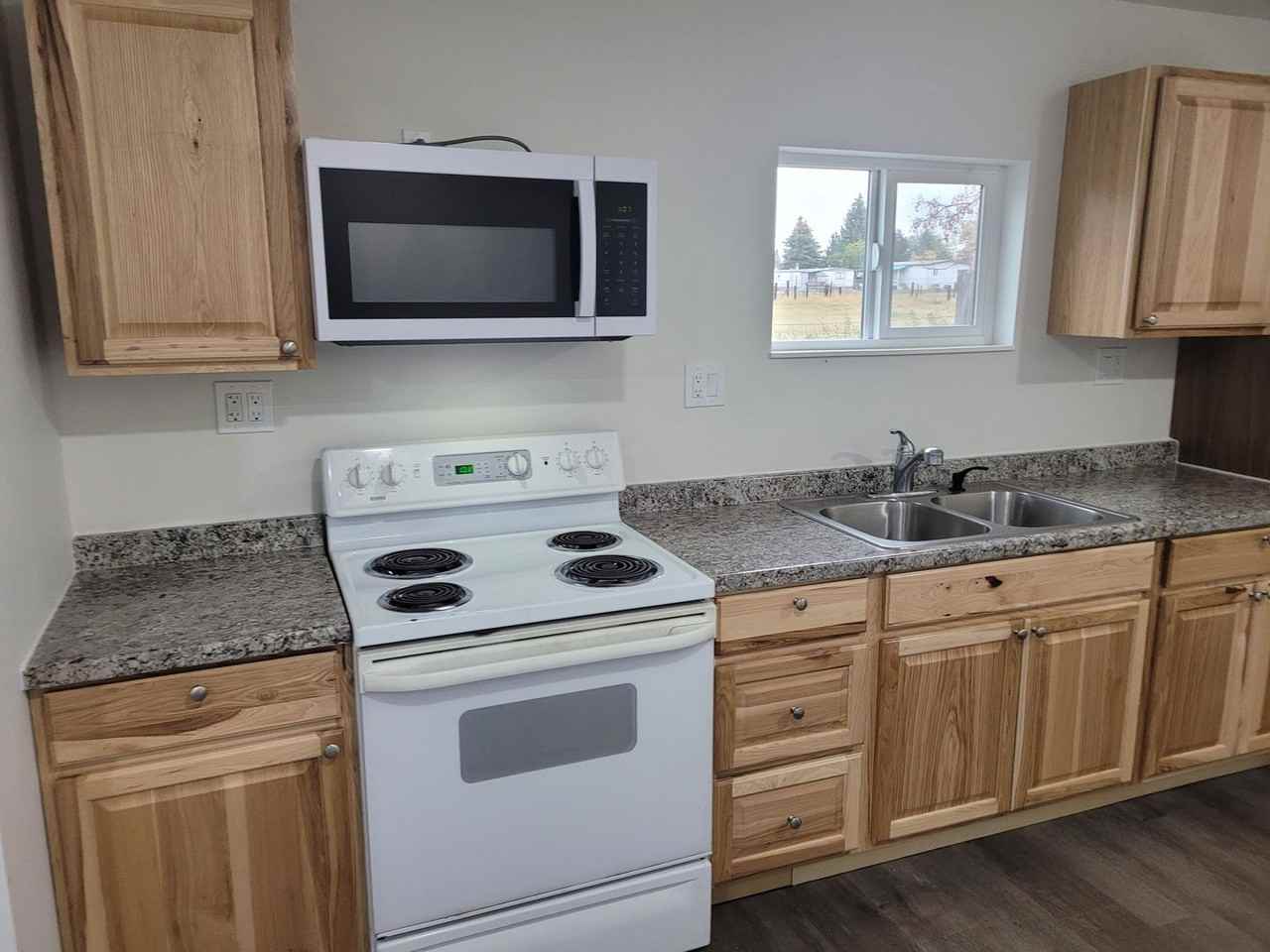 3306 Derby St - Photo 5 of 15