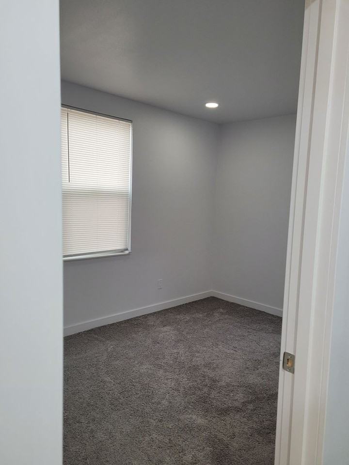 3306 Derby St - Photo 7 of 15