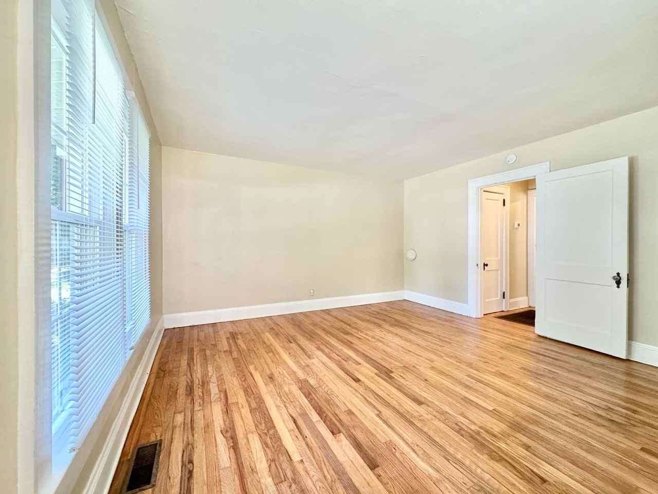 920 Lexington Ave - Photo 2 of 10