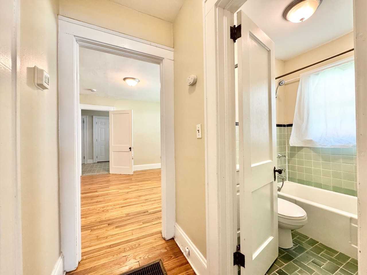 920 Lexington Ave - Photo 4 of 10