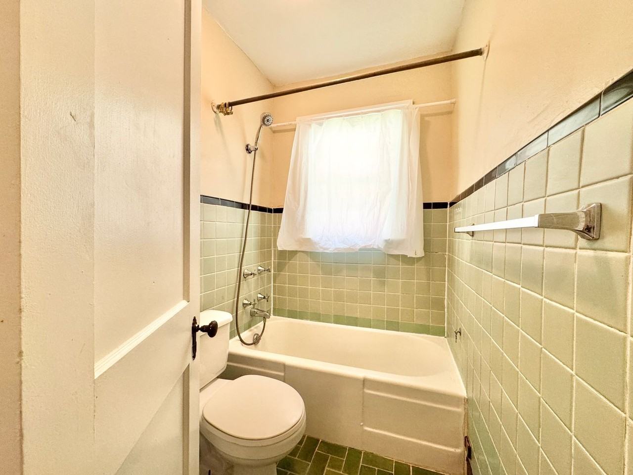 920 Lexington Ave - Photo 5 of 10