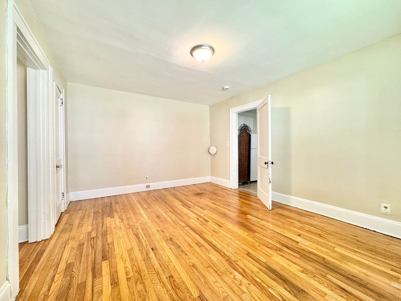 920 Lexington Ave - Photo 6 of 10