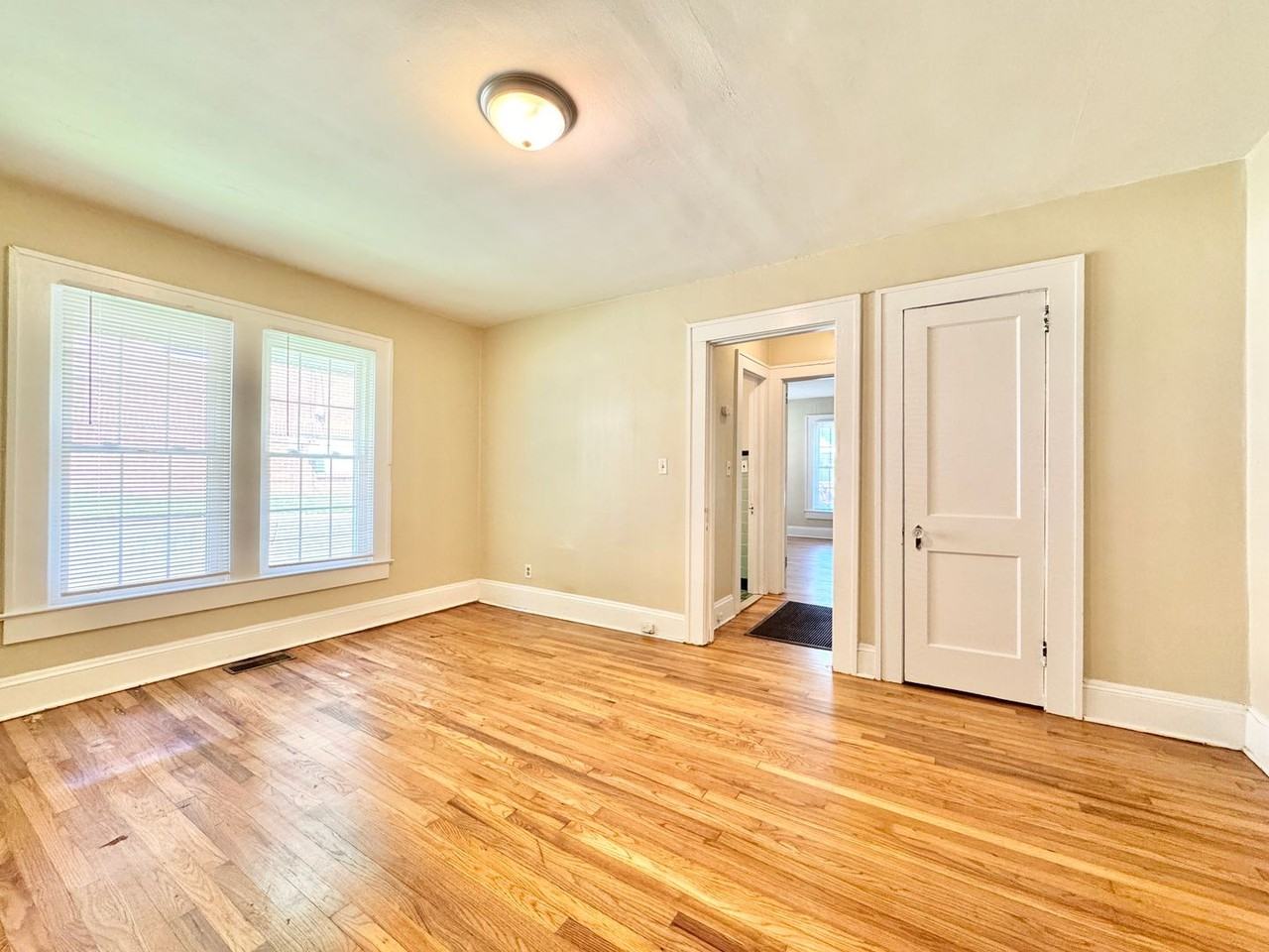 920 Lexington Ave - Photo 7 of 10