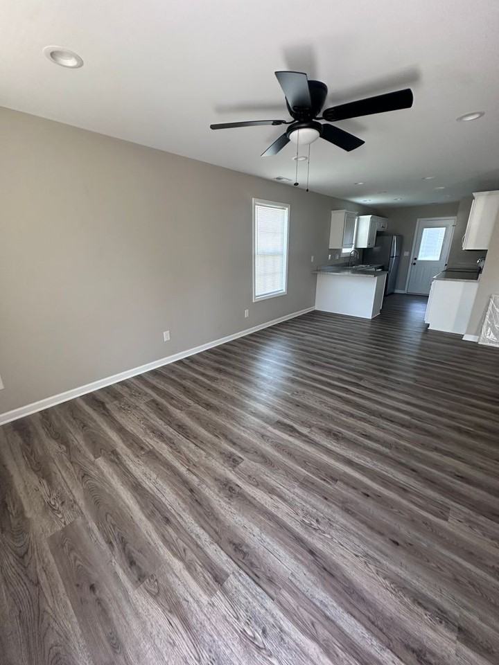 400 Sanderson Dr - Photo 2 of 6