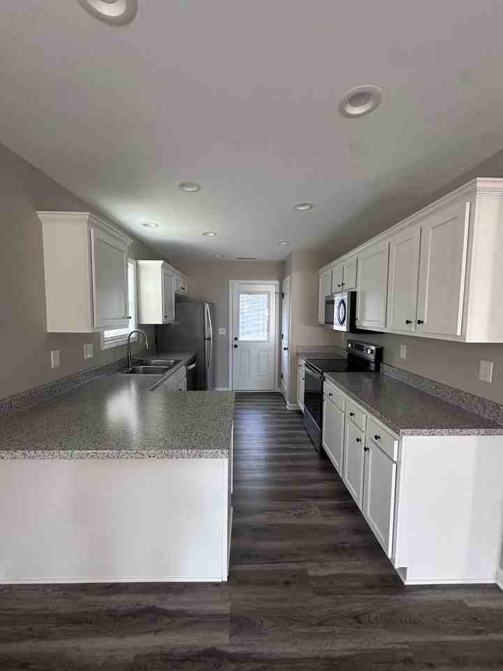 400 Sanderson Dr - Photo 3 of 6