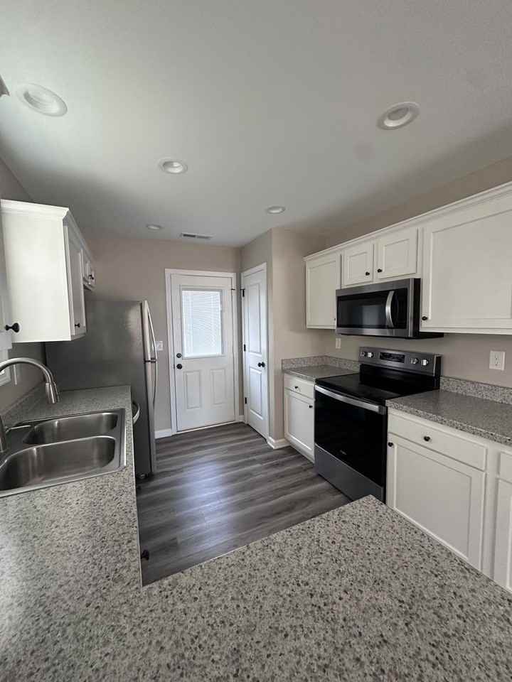400 Sanderson Dr - Photo 4 of 6