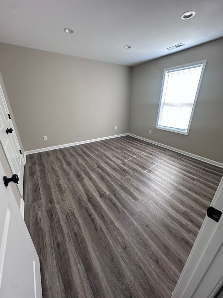 400 Sanderson Dr - Photo 5 of 6
