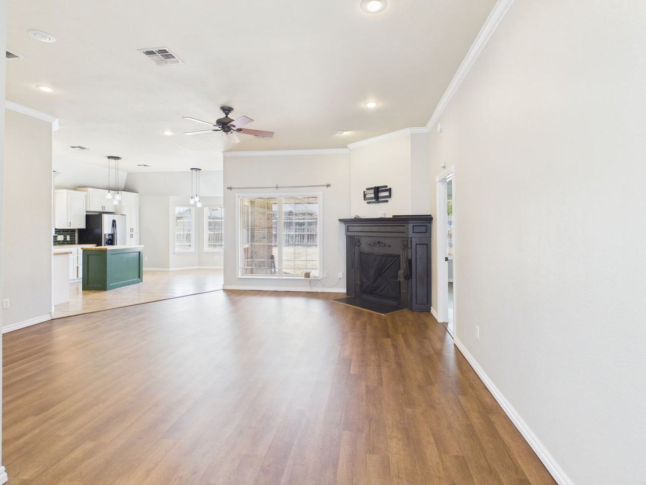 319 Sw Coral Ave - Photo 4 of 25
