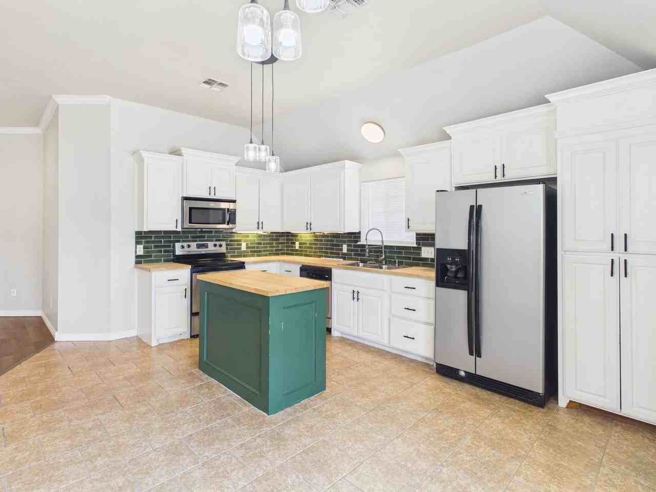 319 Sw Coral Ave - Photo 7 of 25
