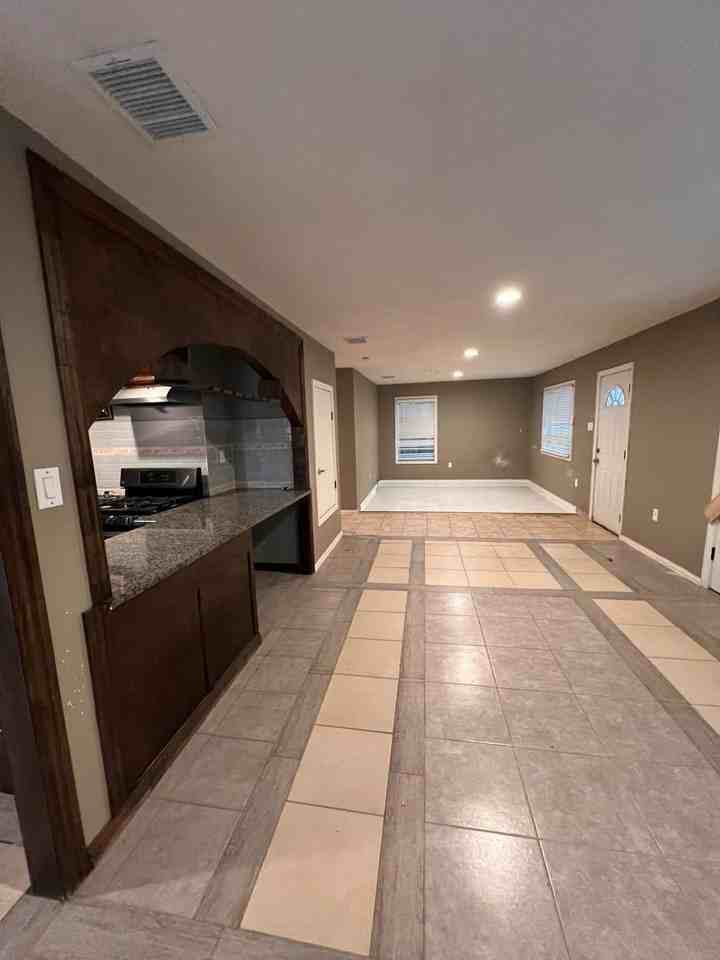 1501 Peru St - Photo 5 of 25