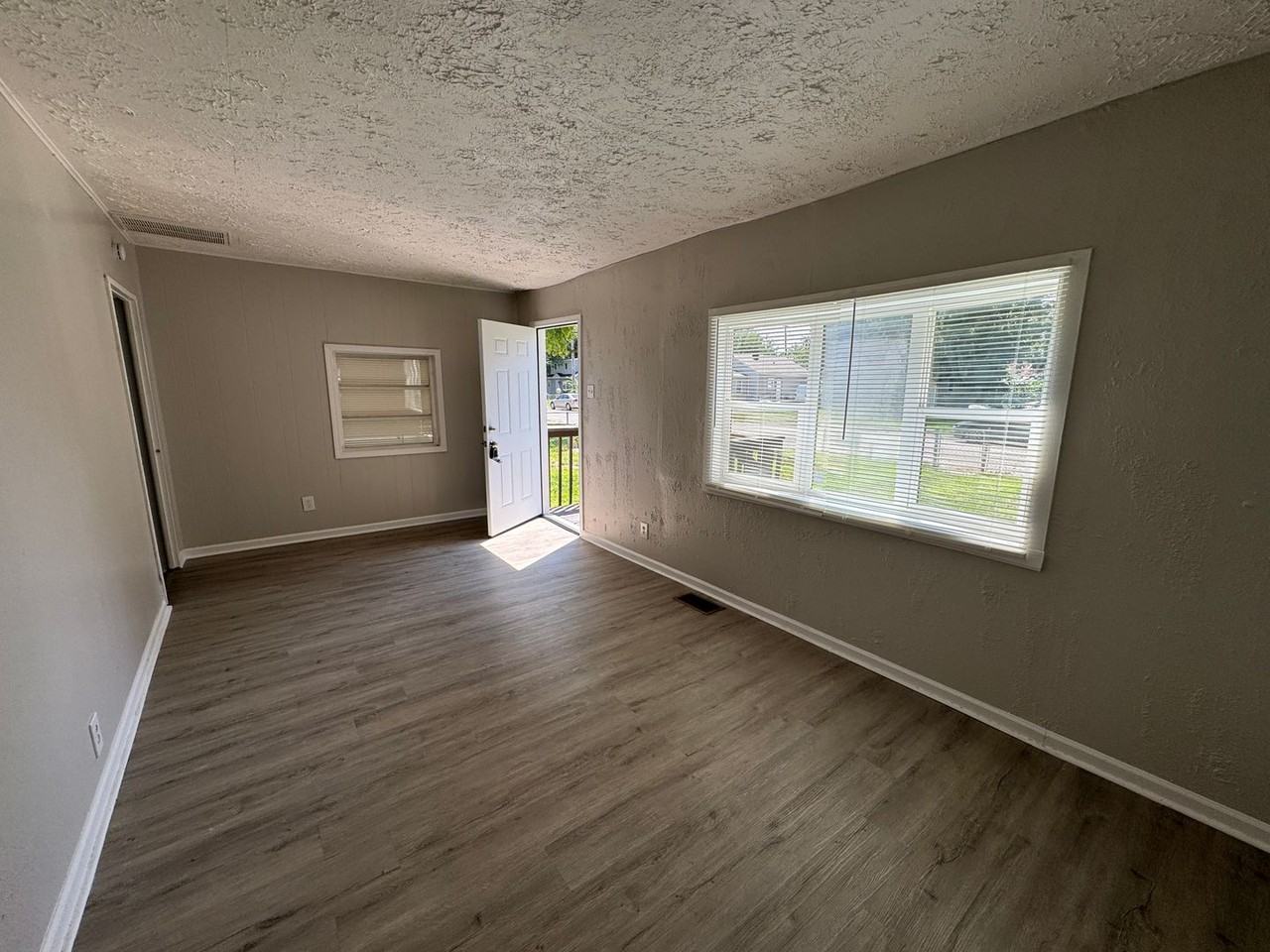 2453 N Goodlet Ave - Photo 4 of 28