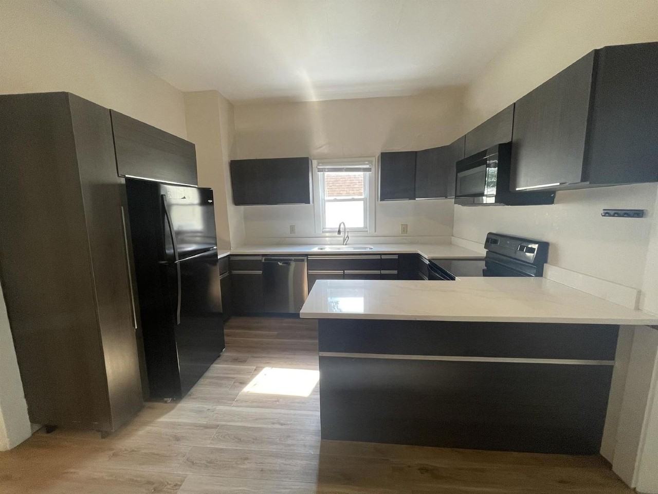 217 E 10th St - Photo 4 of 26