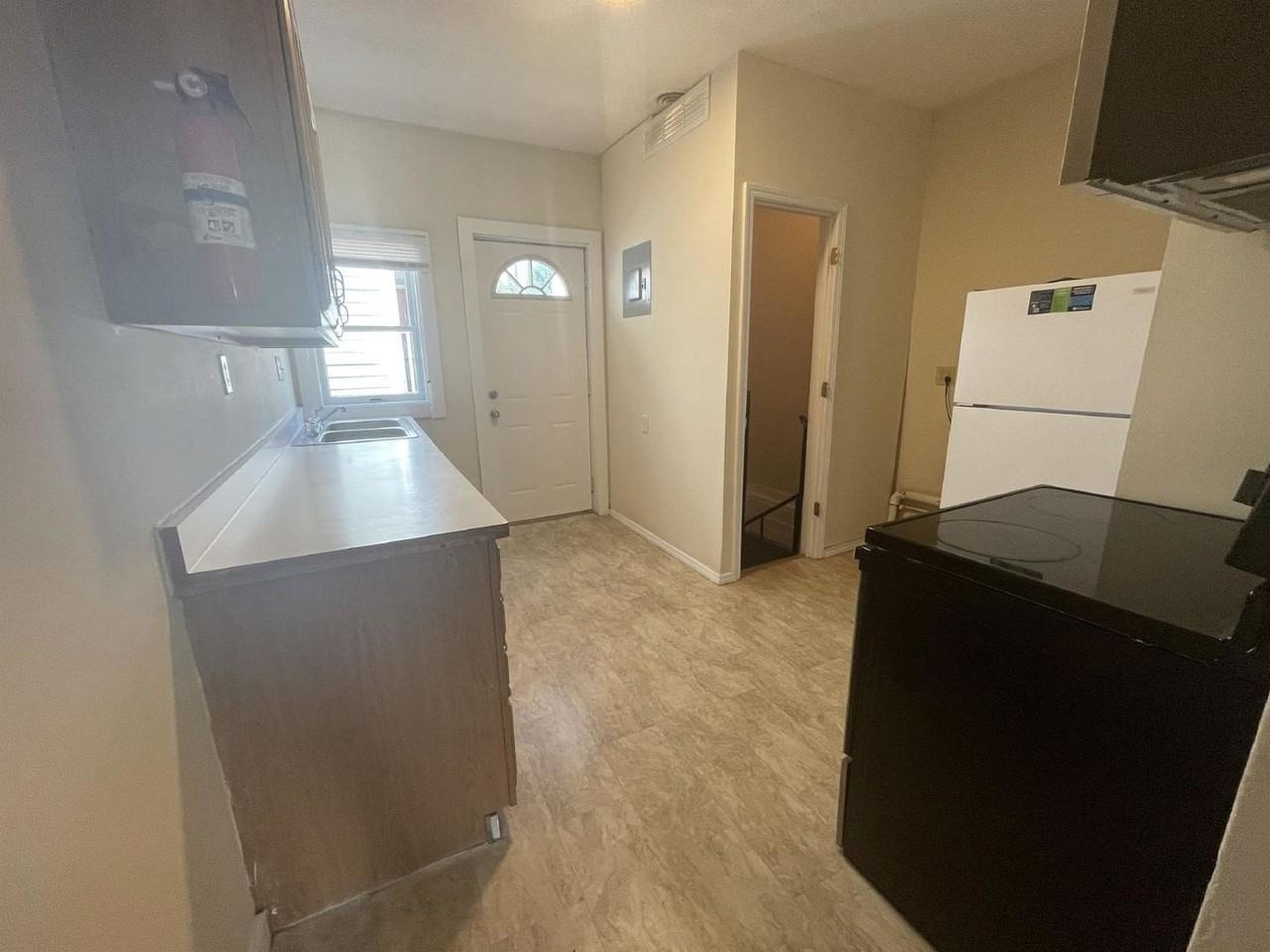 322 E 10th St - Photo 3 of 37