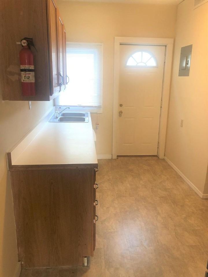 322 E 10th St - Photo 4 of 37
