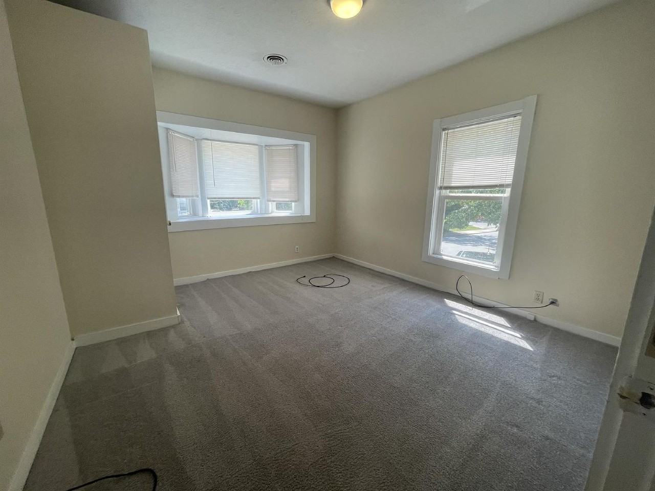 322 E 10th St - Photo 7 of 37