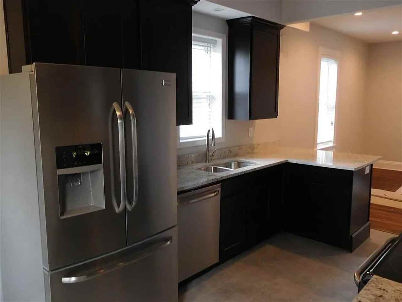 412 E 9th St - Photo 4 of 34