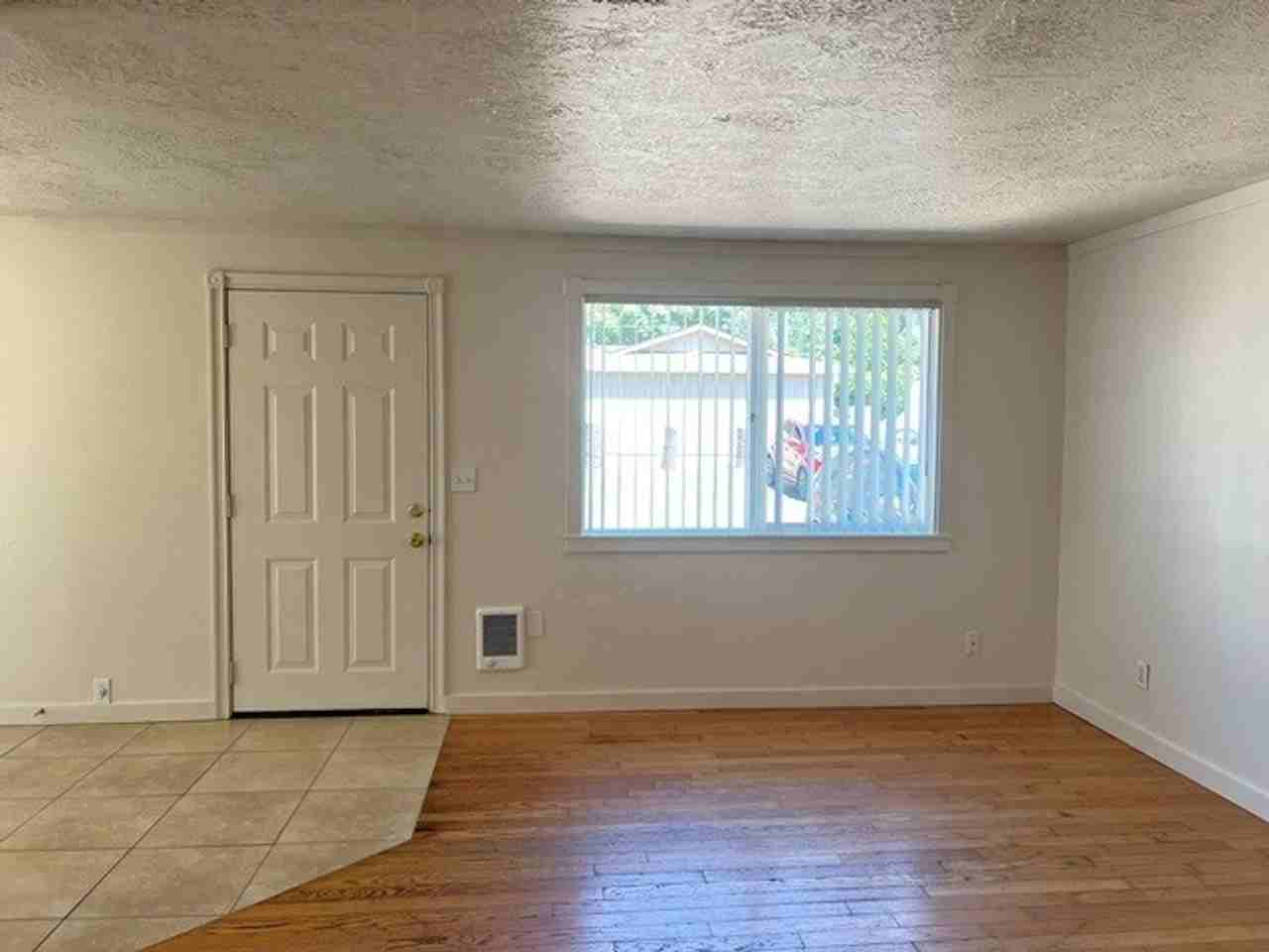 1274 E Santiam St - Photo 4 of 29