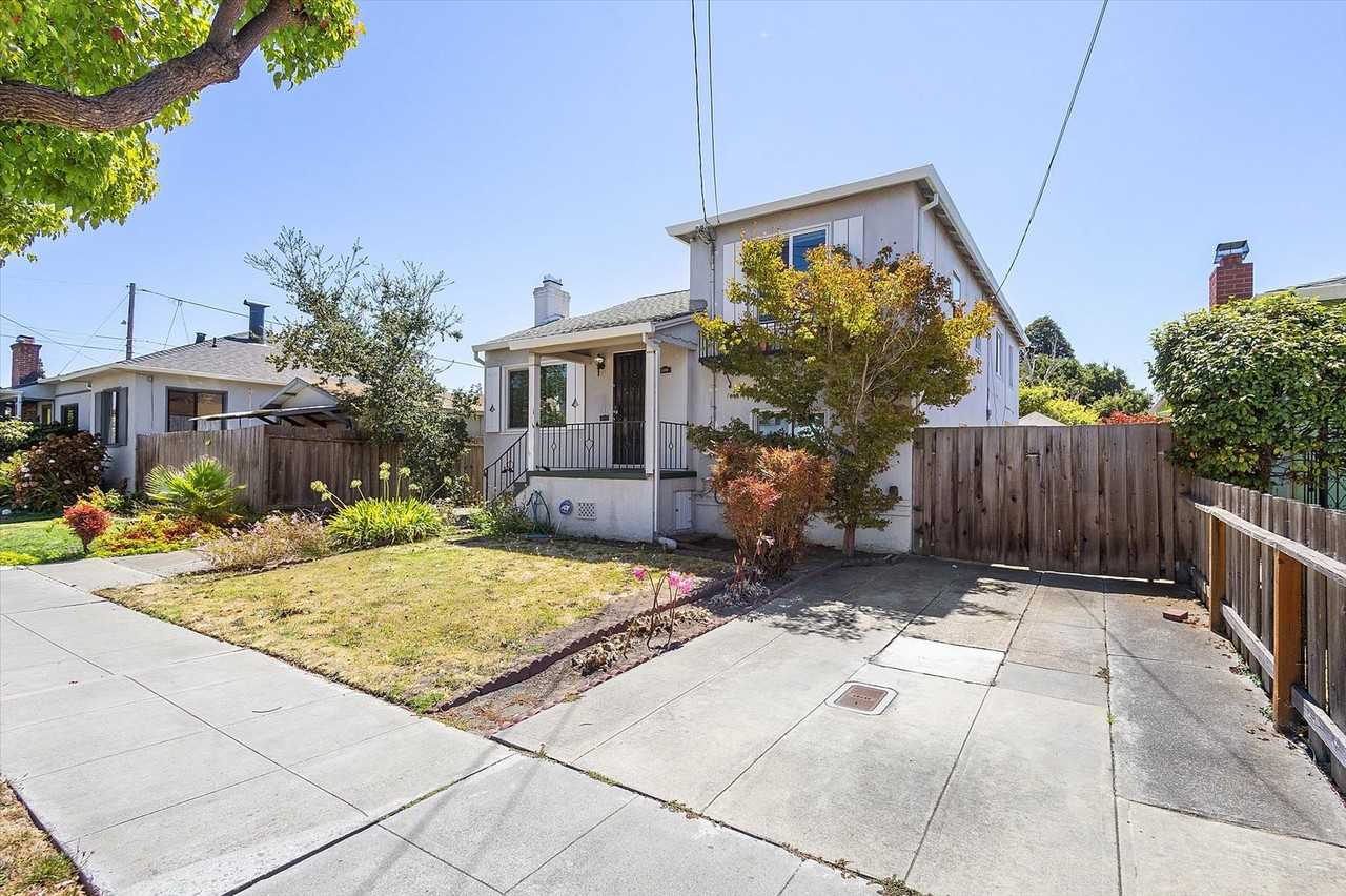 208 Pacific Ave - Photo 2 of 20