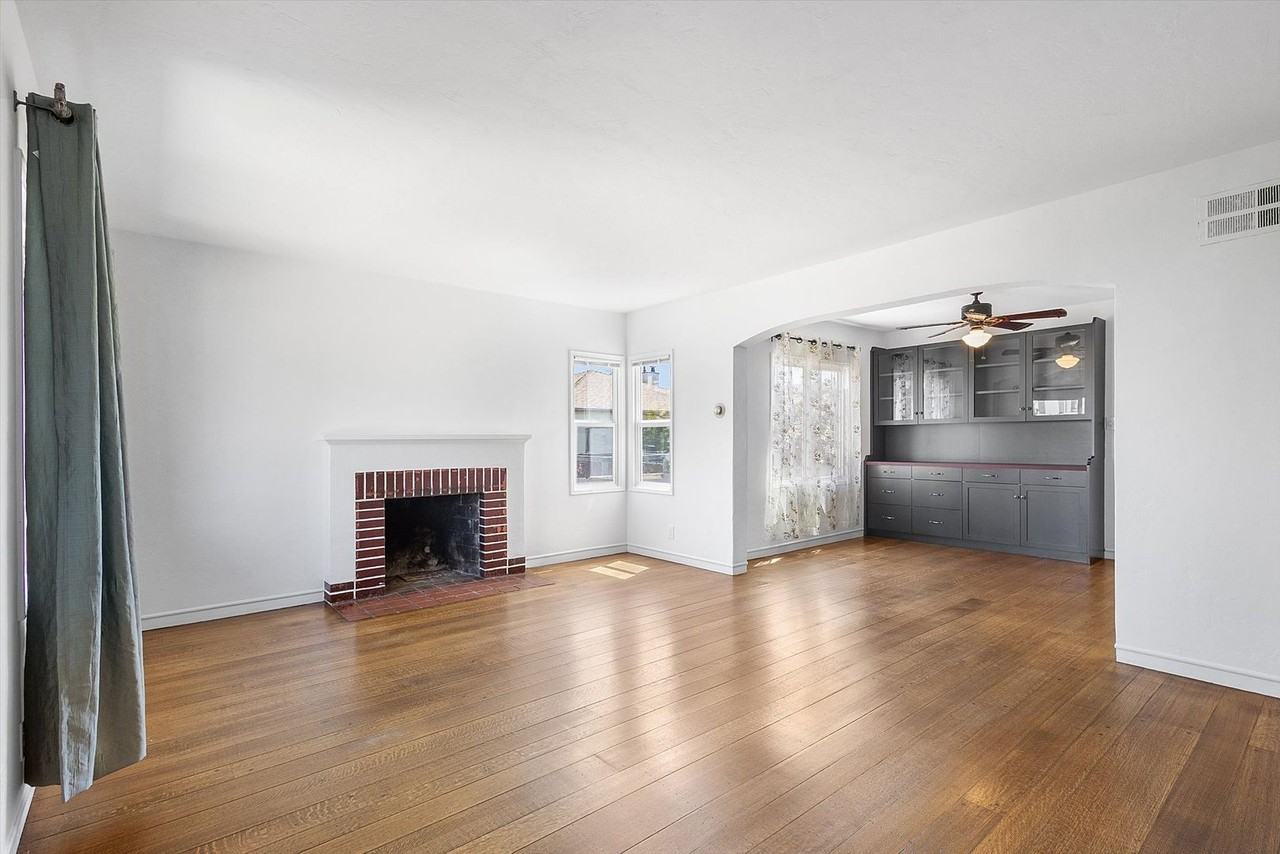 208 Pacific Ave - Photo 3 of 20
