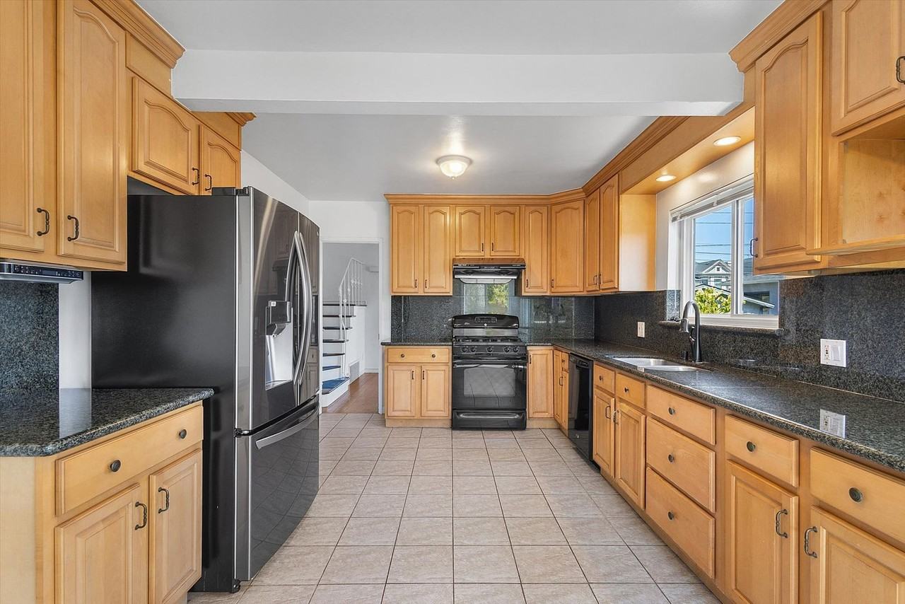 208 Pacific Ave - Photo 7 of 20