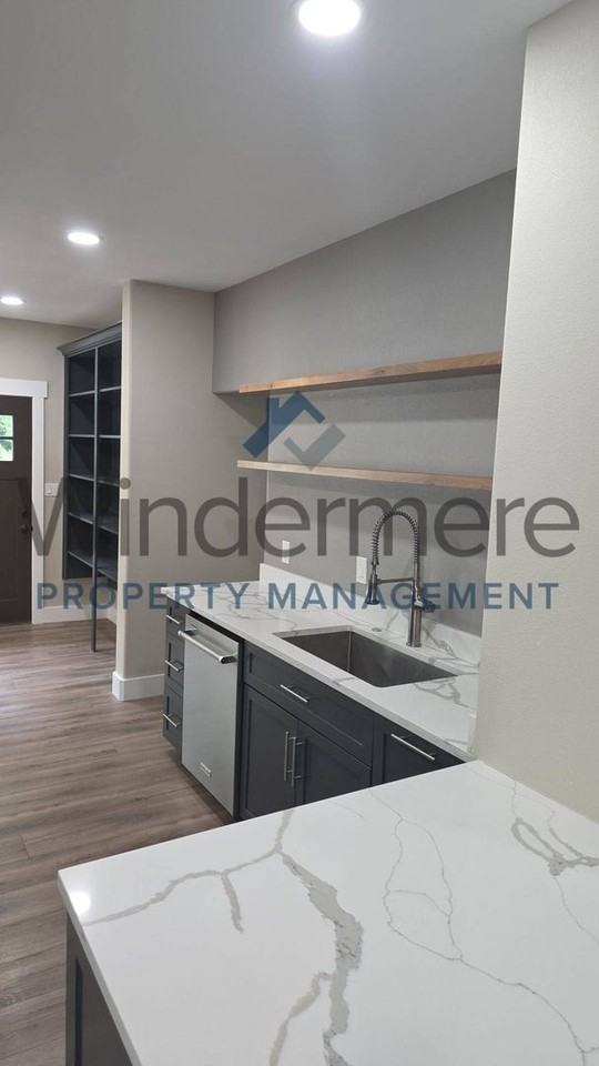 609 Pleasant St - Photo 4 of 14