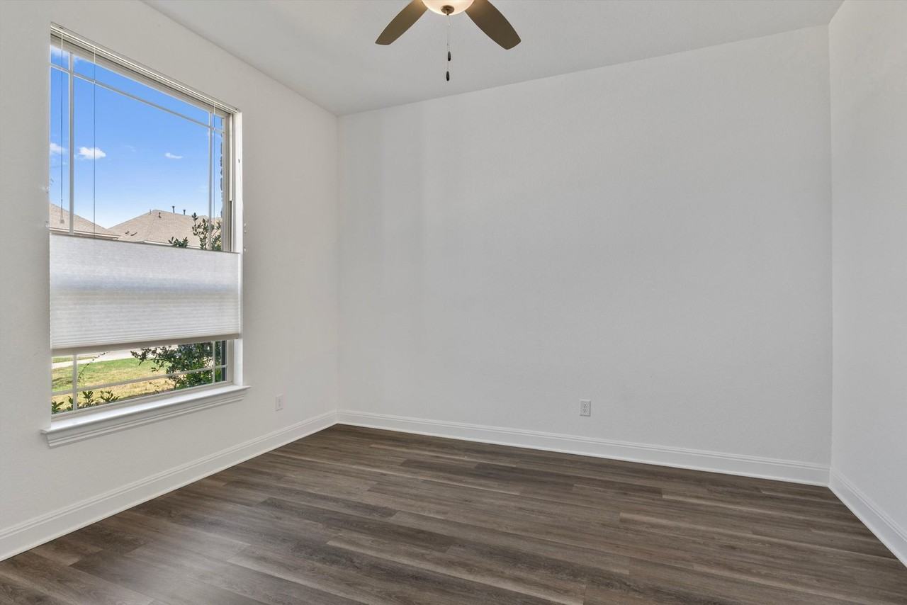 724 Landing Ln - Photo 4 of 50