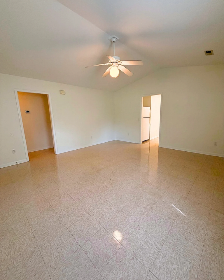 223 Charter Dr - Photo 2 of 8