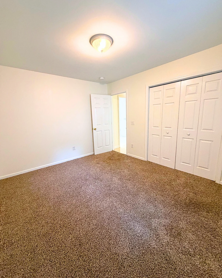 223 Charter Dr - Photo 3 of 8
