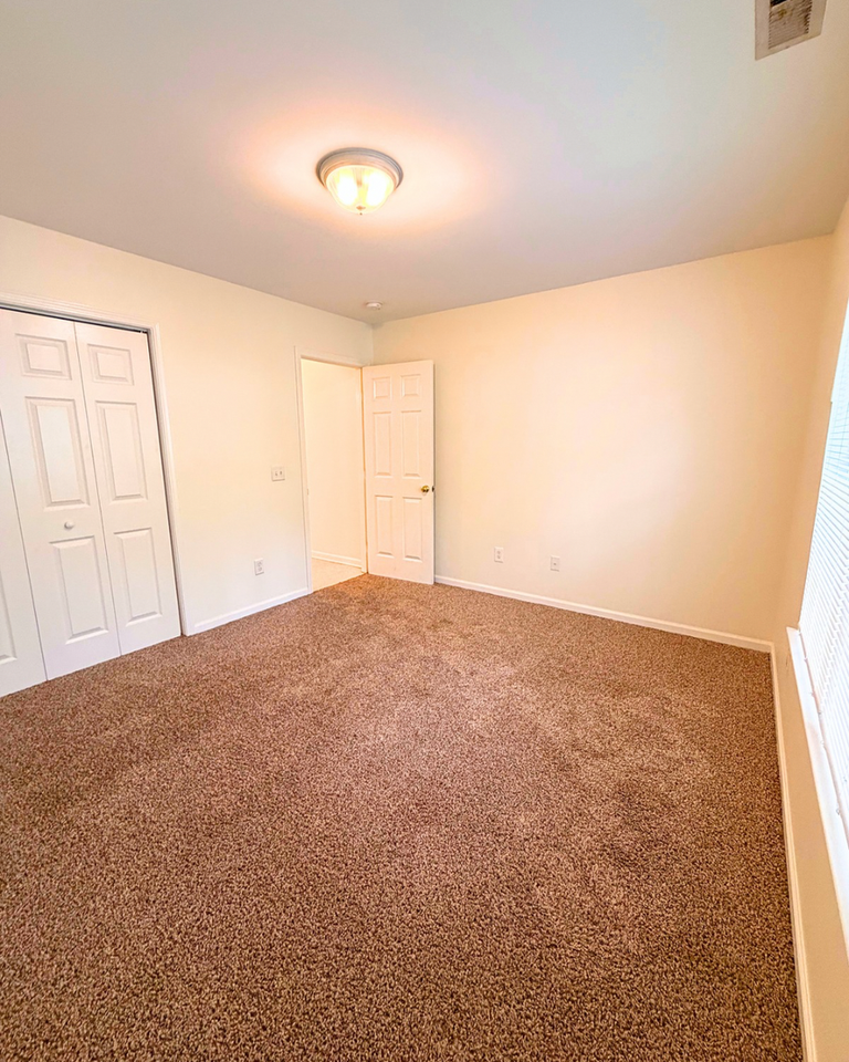 223 Charter Dr - Photo 5 of 8