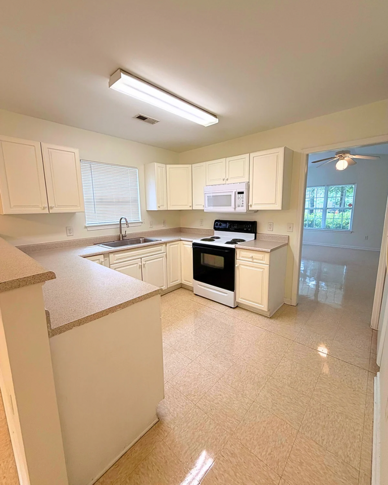 223 Charter Dr - Photo 6 of 8