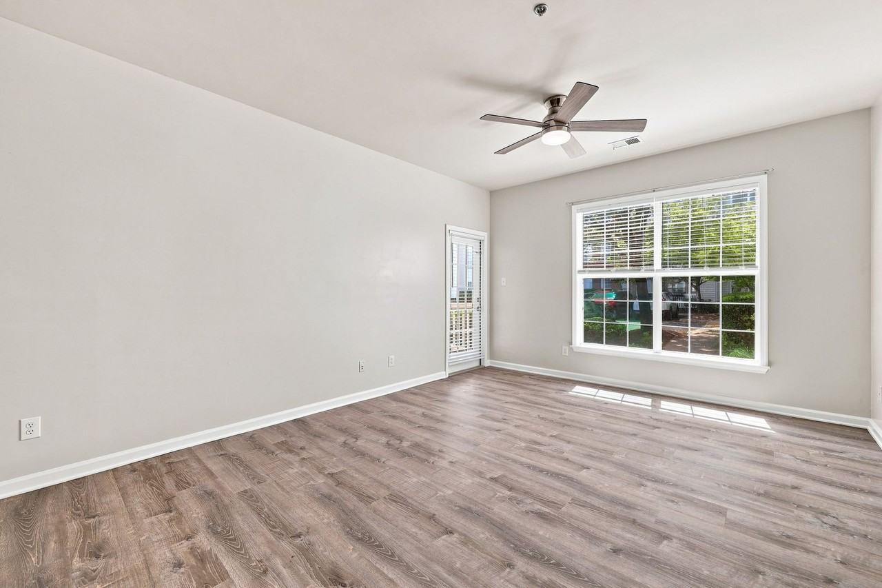 270 Riverbend Dr Apt 2d - Photo 3 of 18