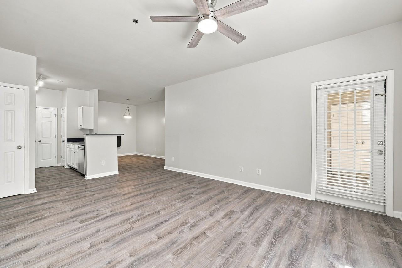 270 Riverbend Dr Apt 2d - Photo 4 of 18