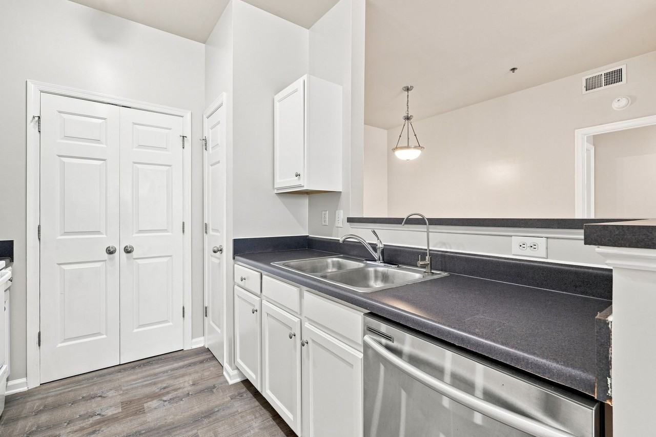 270 Riverbend Dr Apt 2d - Photo 6 of 18