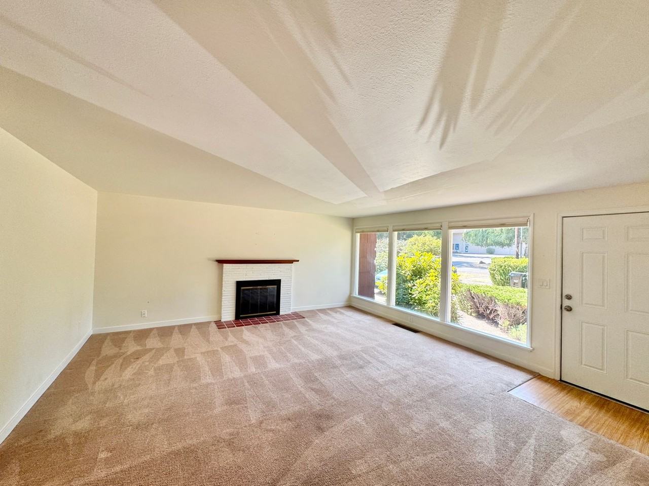 12320 8th Ave Ne - Photo 2 of 20