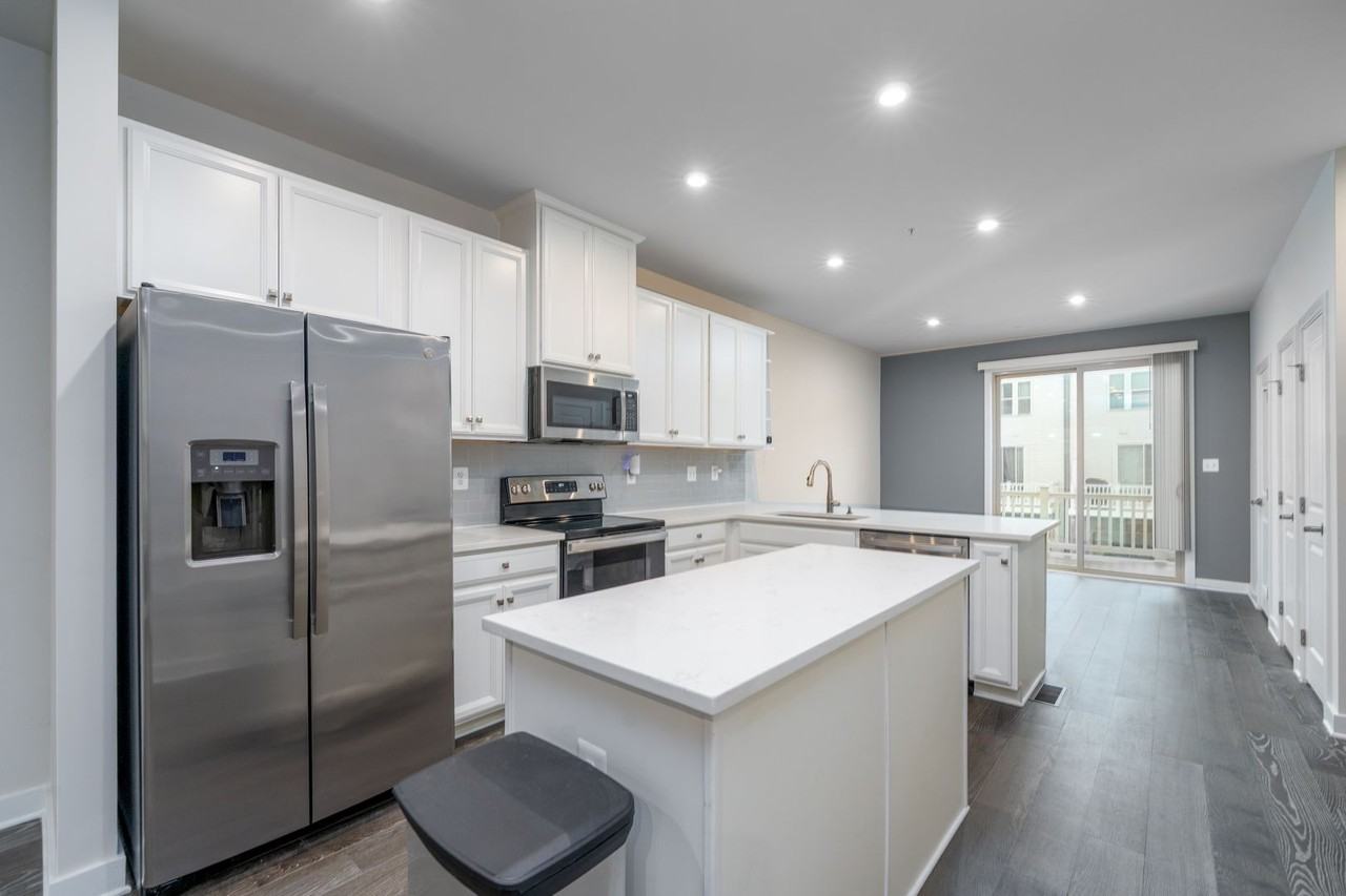 232 S Newkirk St - Photo 5 of 26