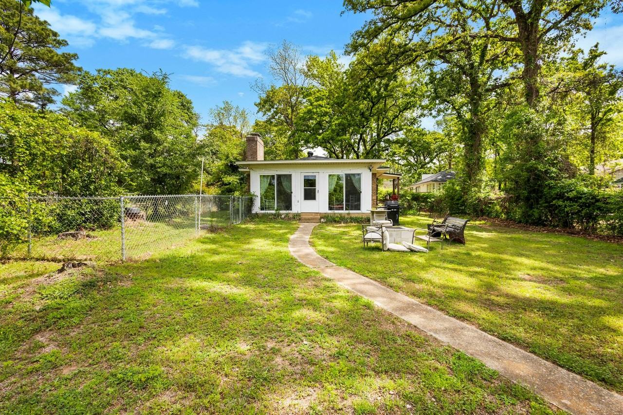 111 Island Park Dr - Photo 4 of 37
